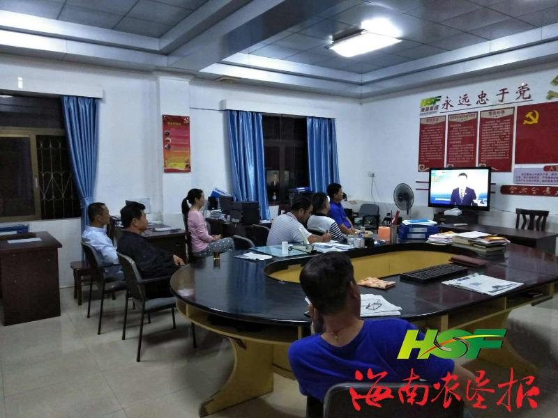 烏石農(nóng)場(chǎng)公司組織收看“兩學(xué)一做”電視夜校節(jié)目